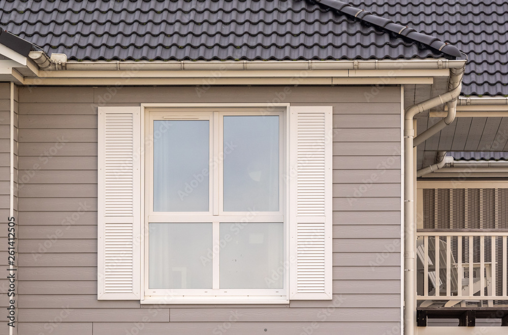 Weißes Fenster mit Fensterladen Weißes Fenster mit Fensterladen