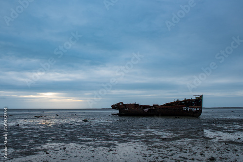 Fototapeta Naklejka Na Ścianę i Meble -  Beached and abandoned rust old ship wreck