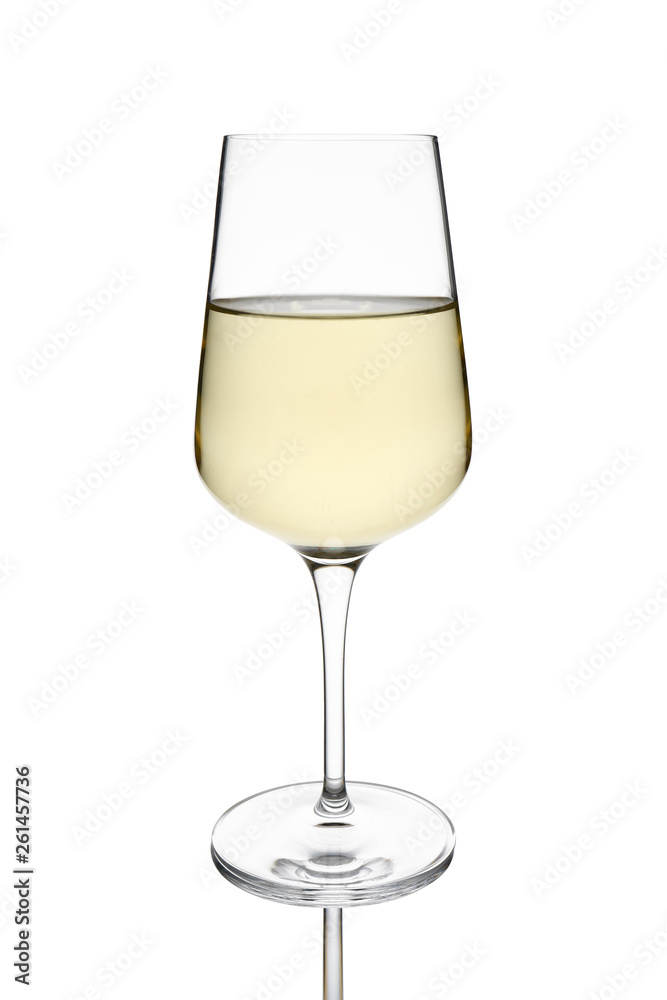 Kieliszek białego wina na białym tle - obrazy, fototapety, plakaty 