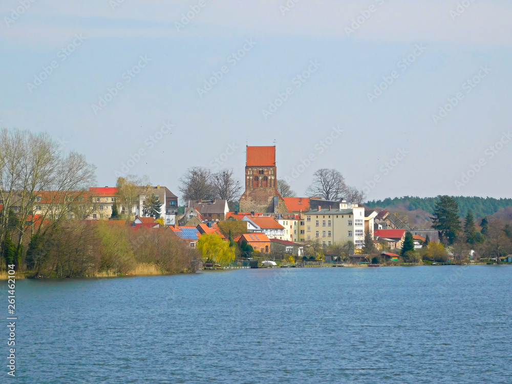 Fototapeta premium Blick über den Stadtsee nach Lychen