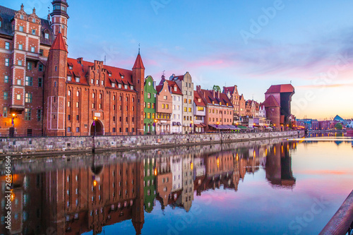 Stare Miasto w Gdańsku i słynny dźwig o niesamowitym wschodzie słońca. Gdańsk Polska