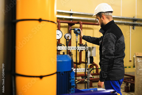 Obraz na płótnie Engineering staff adjusts the parameters of digital pressure sensor at industrial plant w salonie