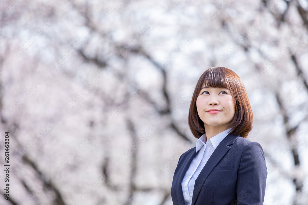 桜とスーツの女性 桜とスーツの女性