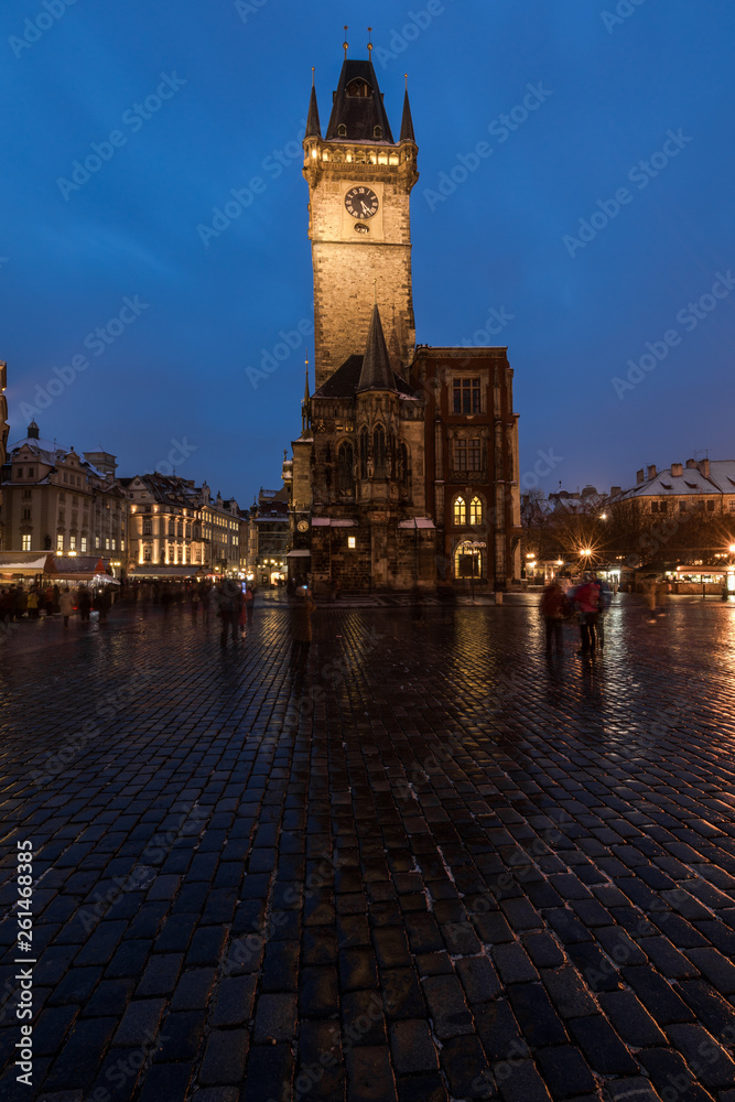 Naklejka premium Old town square and medieval astronomical clock in Prague