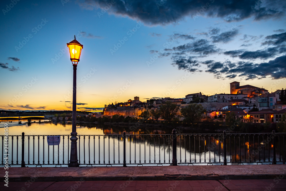 vista de la ciudad de Zamora desde el río Duero España vista de la ciudad de Zamora desde el río Duero España