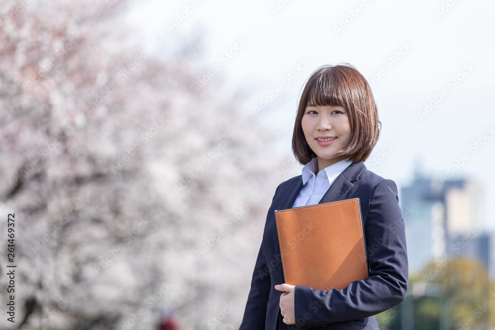 桜とスーツの女性 桜とスーツの女性