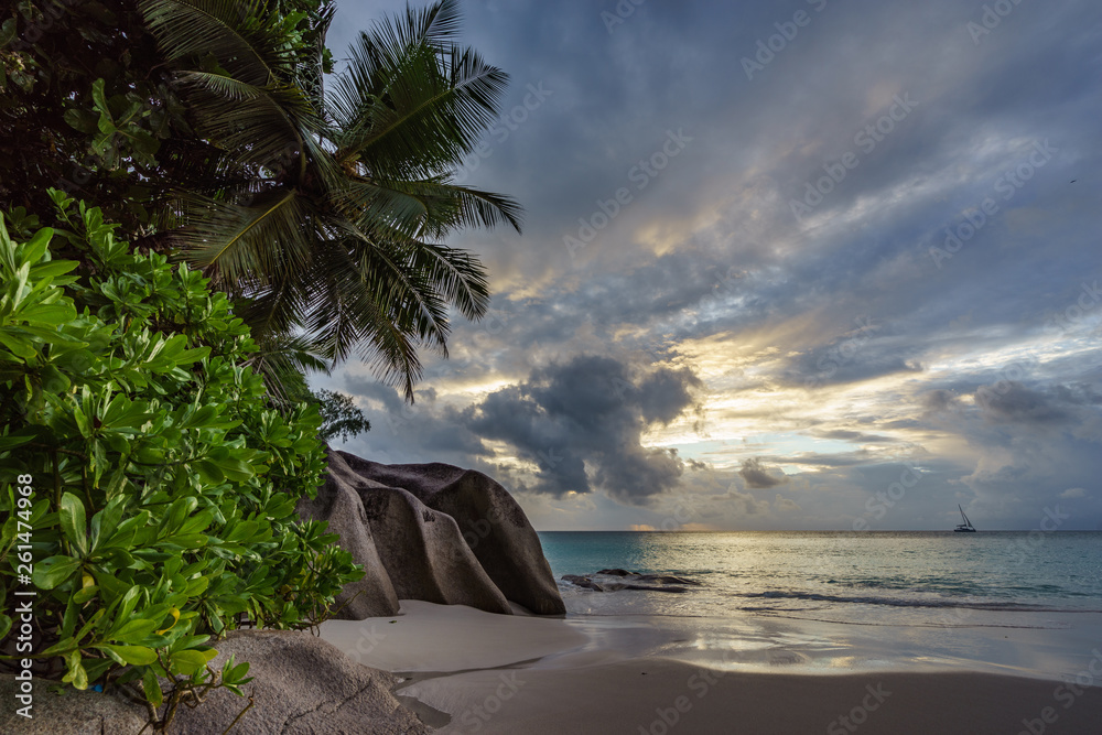 Naklejka premium paradise beach at anse georgette, praslin, seychelles 50