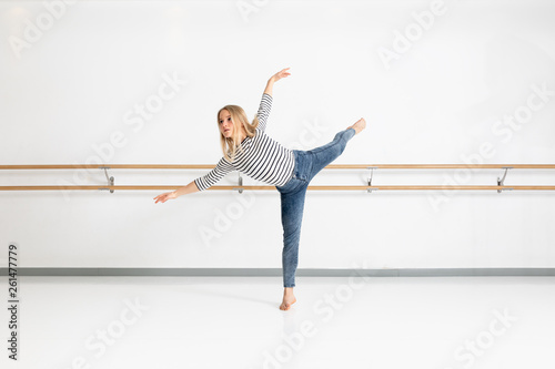 Fototapeta Naklejka Na Ścianę i Meble -  female dancer in action