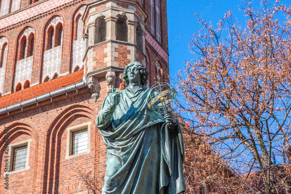 Fototapeta premium Famous statue of astronomer a (Mikolaj Kopernik) in Torun. Poland