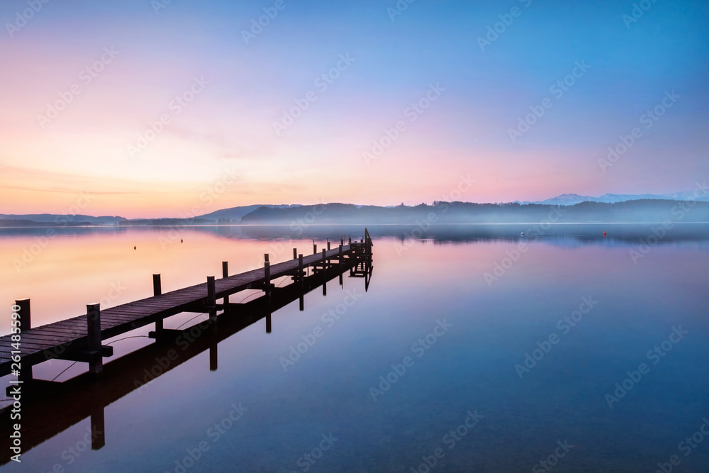 Sonnenaufgang und Nebel am Simssee, Bayern 