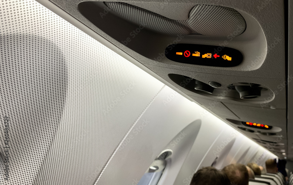 Fototapeta premium Flugzeug Passagierkabine Leuchtzeichen