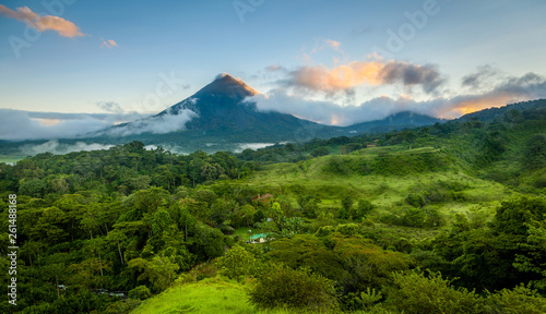 Fototapeta Naklejka Na Ścianę i Meble -  Arenal Volcano, Costa Rica