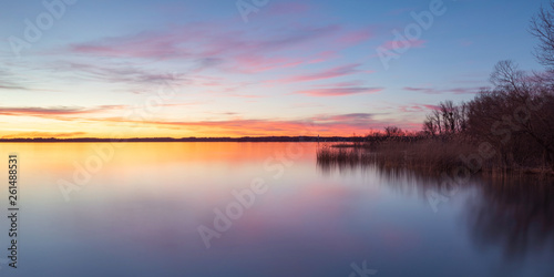 Sonnenuntergang am Chiemsee, traumhafte Wolken - Stockfoto