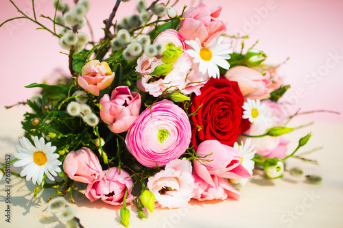 Osterblumenstrau    bunter Blumenstrau   auf rosa Hintergrund