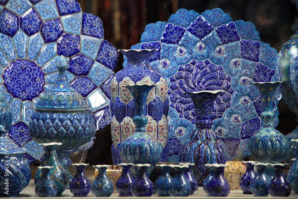 ręcznie malowane naczynia w arabskie niebieskie wzory na stoisku ulicznym w iranie - obrazy, fototapety, plakaty 