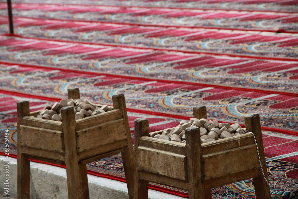 muzułmańskie gliniane tabliczki do modlitwy przed wejściem do meczetu - obrazy, fototapety, plakaty 