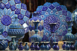 ręcznie malowane naczynia w arabskie niebieskie wzory na stoisku ulicznym w iranie