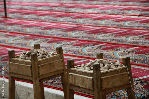 muzułmańskie gliniane tabliczki do modlitwy przed wejściem do meczetu