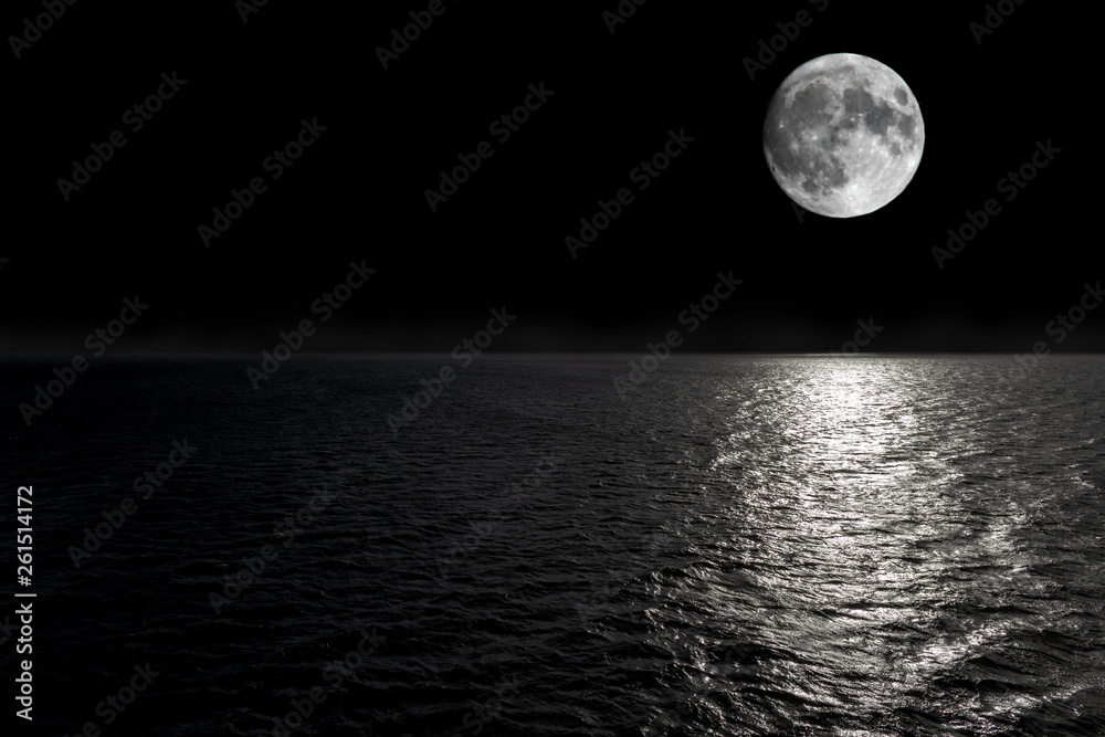 Vollmond scheint über dem Meer bei Nacht