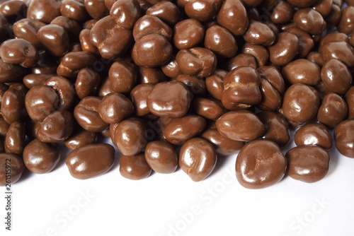 麦チョコ - Chocolate-coated puffed barley