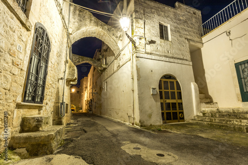 Fototapeta Naklejka Na Ścianę i Meble -  Verlassene Gasse in Italien bei Nacht