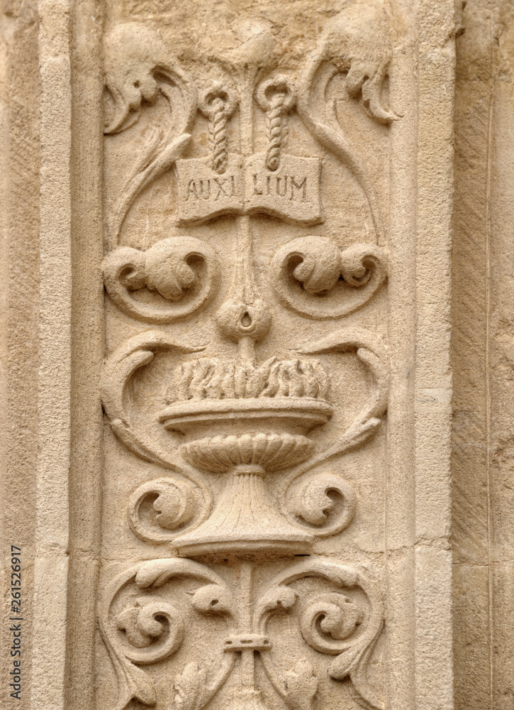 Détail de la décoration extérieure de l'église de Rouffignac, France