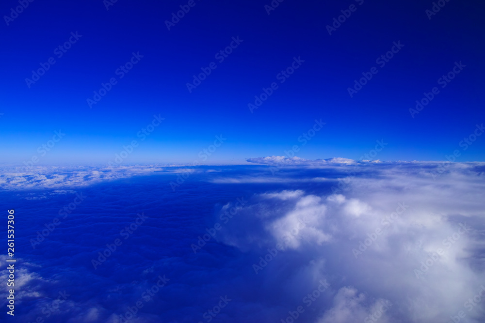 空撮。青空と雲海