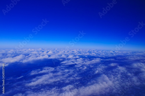 空撮。青空と雲海 © 7maru