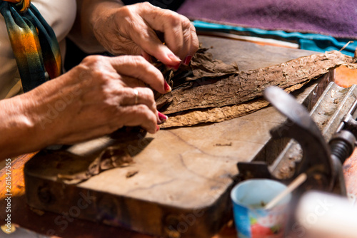 Woman making cigar - Trinidad - Cuba © adfoto