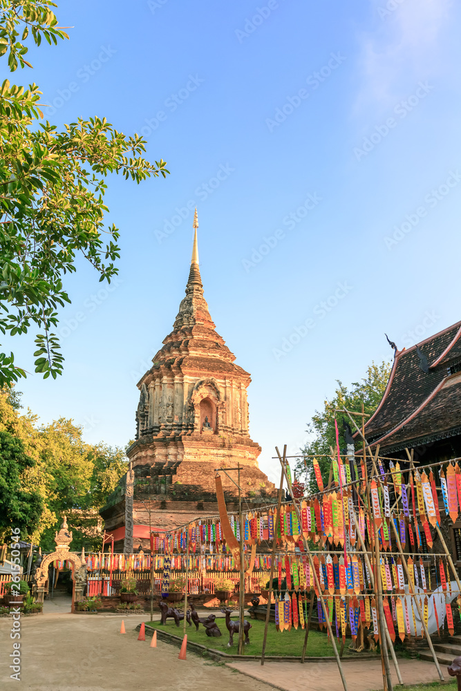 Fototapeta premium Złota pagoda w świątyni Wat Lok Moli w Chiang Mai na północy Tajlandii