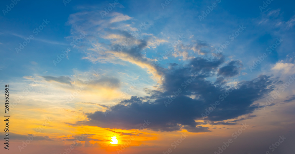 Obraz premium dramatic evening sky at the sunset, natural background