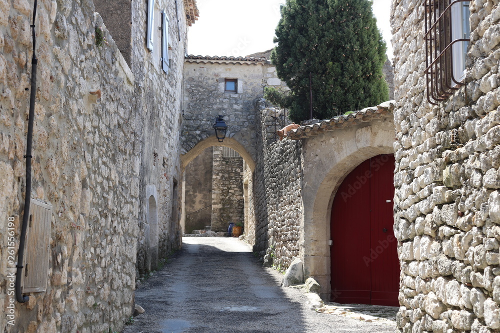 VILLAGE MEDIEVAL DE LA GARDE ADHEMAR - DROME PROVENCALE Stock Photo