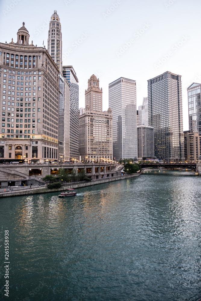 Obraz premium Chicago - USA: 21 sierpnia 2018: Downtown Chicago podczas zachodu słońca