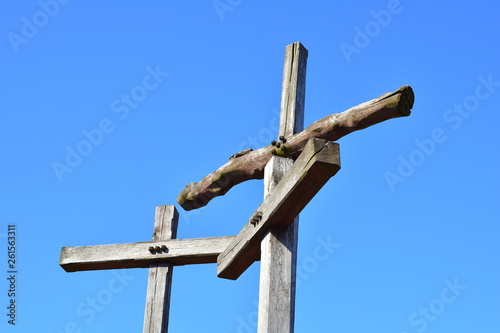 trzy drewniane krzyże na tle błękitnego nieba na wzgórzu w okolicach Bochotnicy 1