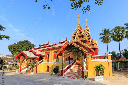 Fototapeta Świątynia Wat Si Chum, piękny klasztor urządzony w stylu Myanmar i Lanna w Lampang, Tajlandia