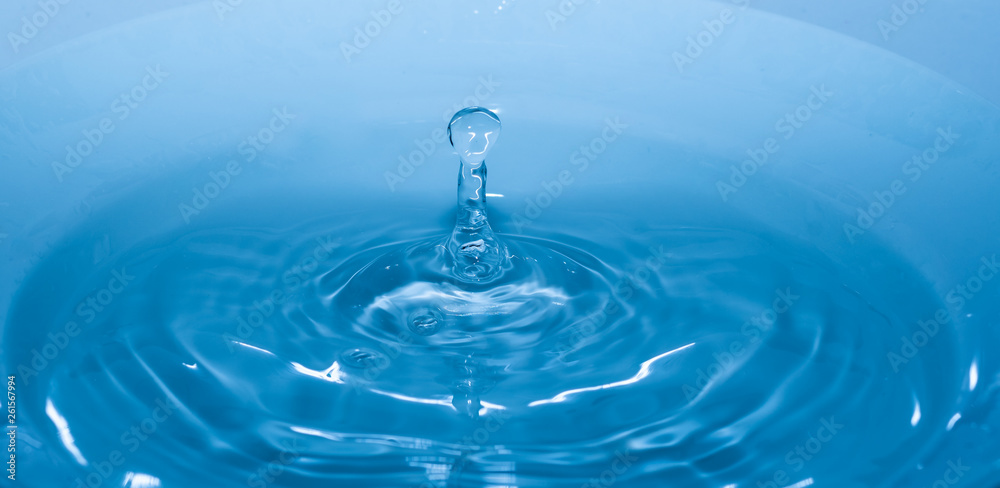 Wassertropfen in blaues Wasser mit Wellen - Panorama Wassertropfen in blaues Wasser mit Wellen - Panorama
