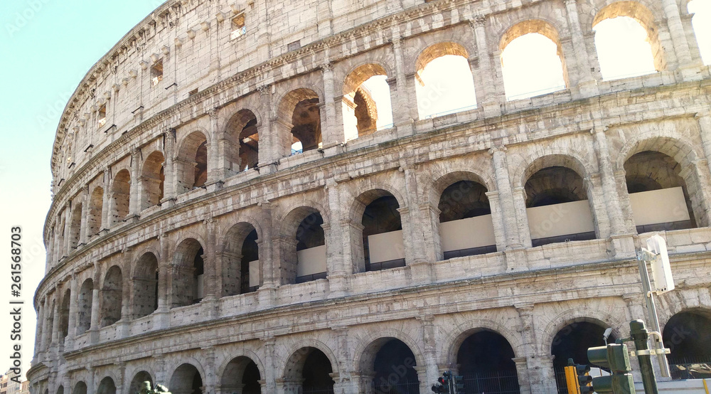Vista de afuera del Coliseo romano