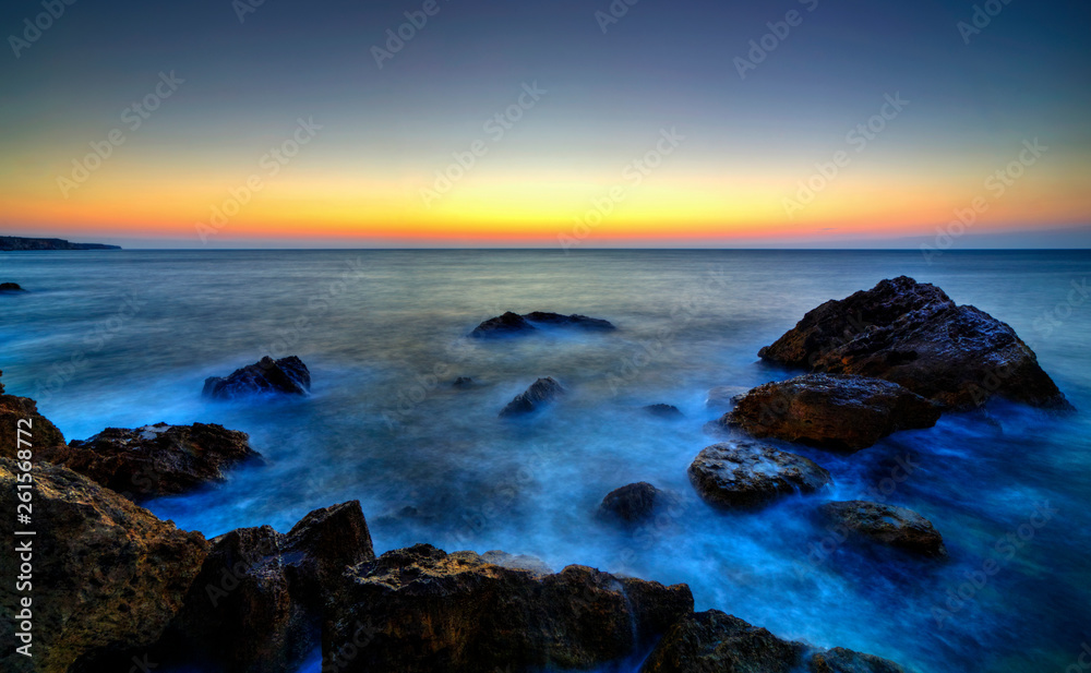 Obraz premium Beautiful sunrise over rocky shore