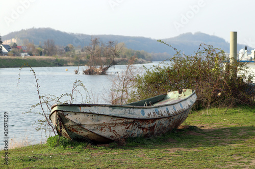 Un bateau dans l'herbe © YuricBel
