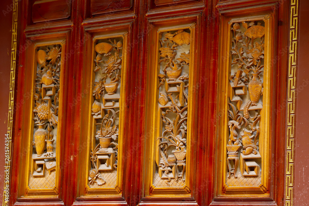 Fototapeta Carved wooden windows in the ancient city of Lijiang, Yunnan, China