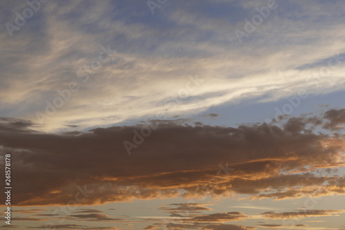 vorbeiziehende Wolken im Abendrot