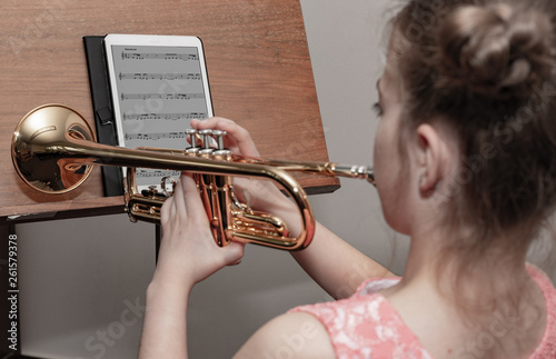 M  dchen spielt Trompete nach einer Musik-app