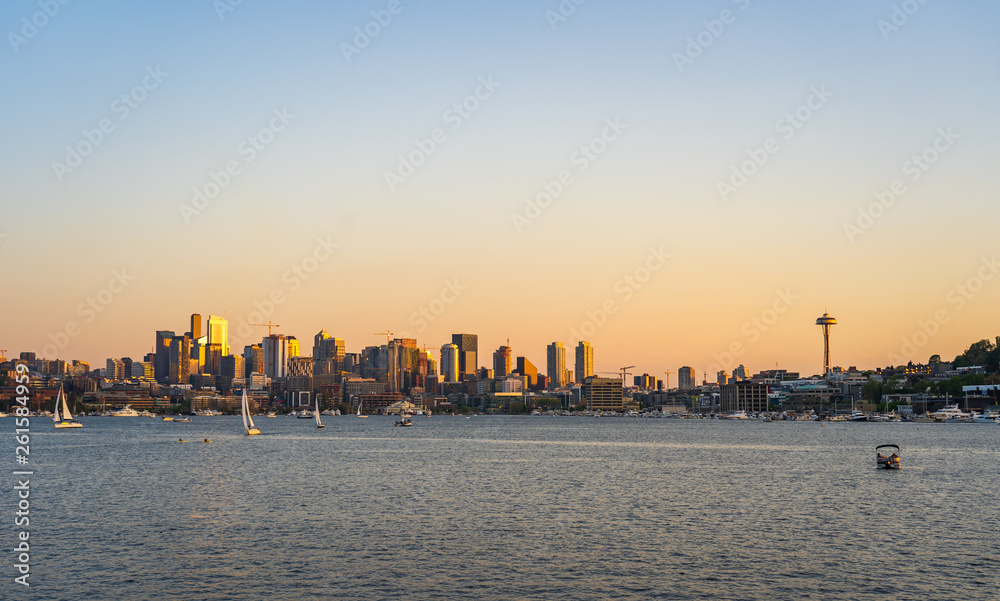 Obraz premium Sunset over US Cityscape with Water Body in the Forefront