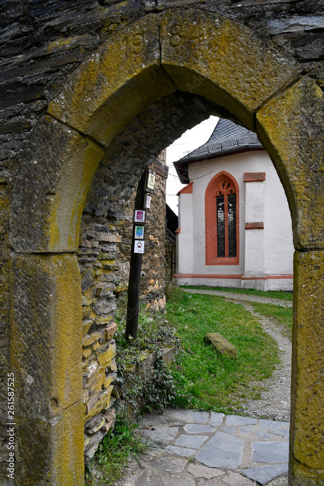 Obraz premium herrstein, stadtmauerrest und schlosskirche