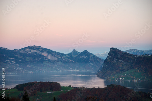   Speichern Vorschau herunterladen blue hour over lake of lucerne in central switzerland