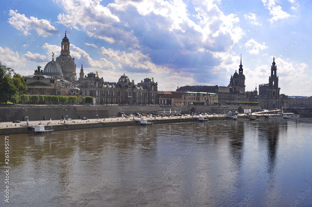 Obraz premium Elbe river in Dresden, Germany
