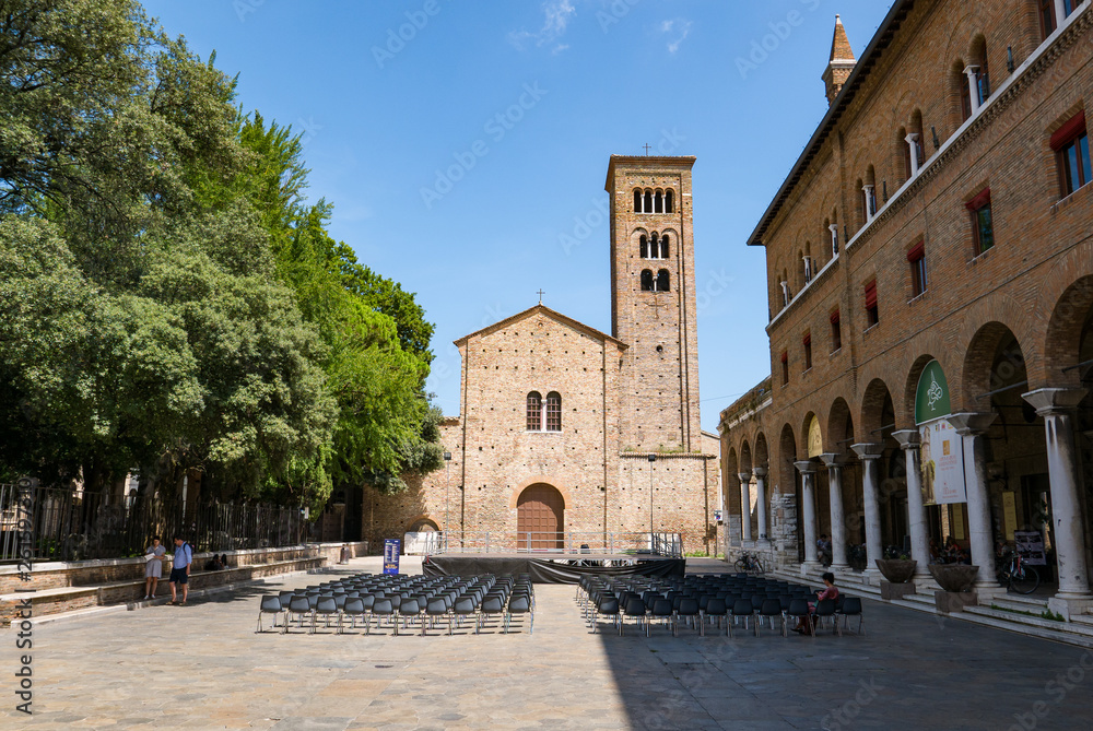The Basilica of San Francesco is a major church in Ravenna. It was first built in 450 by Neo, bishop of Ravenna, and dedicated to saint Peter and Saint Paul.