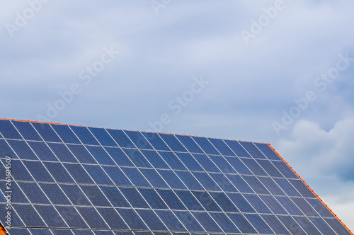 Solardach - Photovoltaikanlage bei Bewölkung