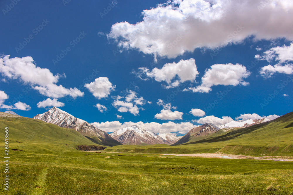 Φωτογραφία The steppes of Kyrgyzstan at the foot of the Tien Shan