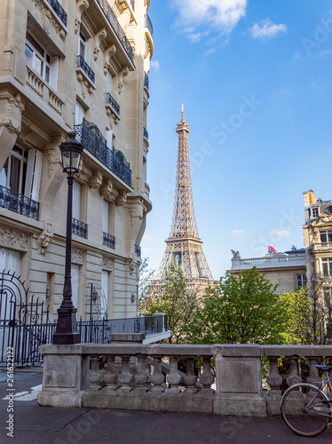 Fototapeta Naklejka Na Ścianę i Meble -  Paris, France: View of the Eiffel Tower from the Avenue de Camoens